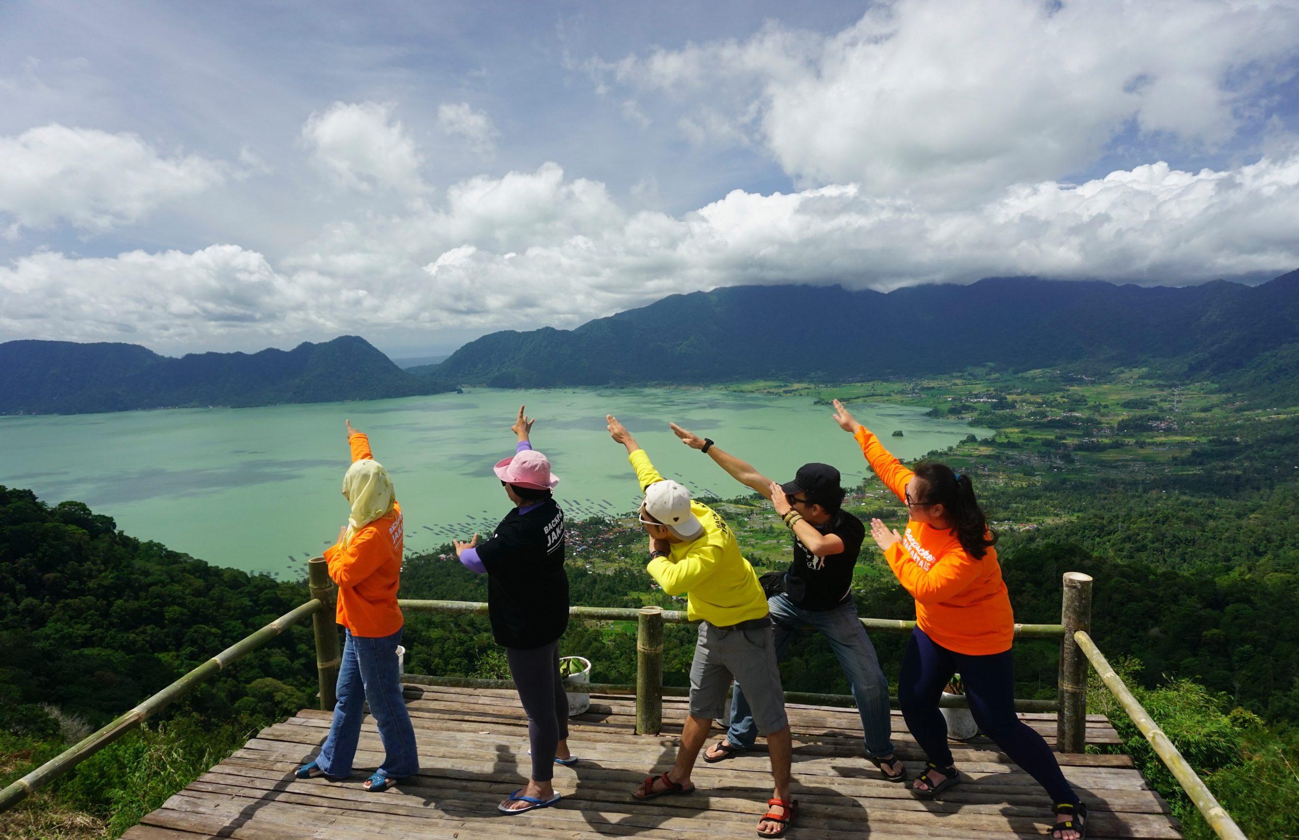Menikmati Liburan Damai di Danau Maninjau Sumatera Barat